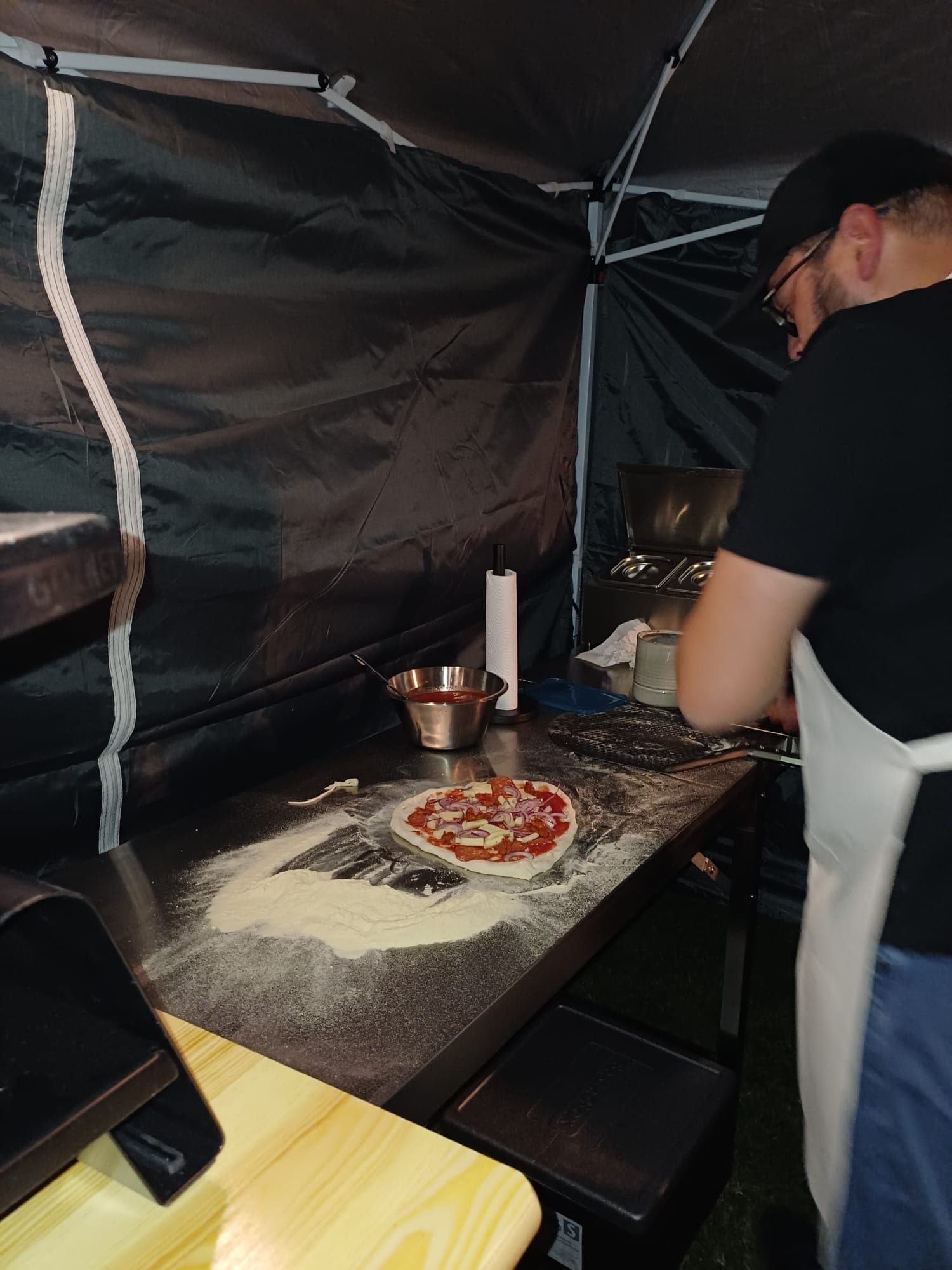 Stefan beim Pizza machen