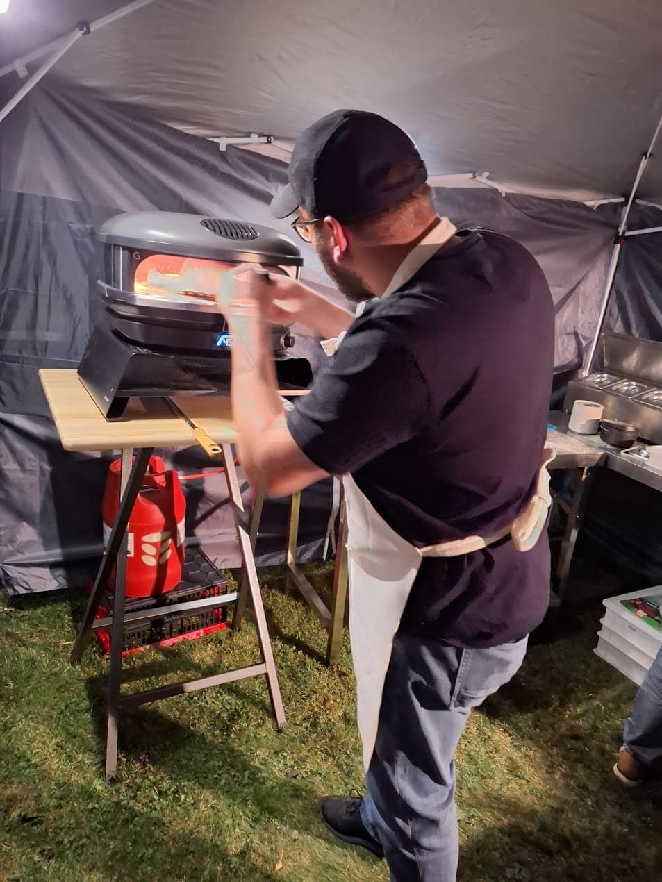 Stefan beim Pizza machen